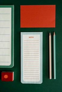 绿色背景下的文具组合