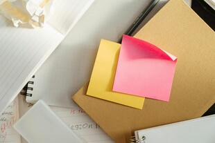 彩色便签纸置于办公桌面