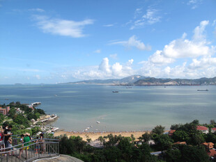 海滨美景碧海蓝天绿树