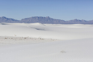白色沙漠景观 远山朦胧