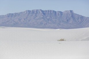 白色沙漠中的壮丽山脉