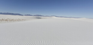 广袤无垠的白色沙漠景观