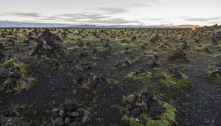 火山地貌景观 绿意点缀