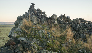 荒野中的嶙峋石堆