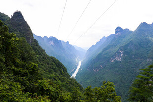 山间壮丽索道景观