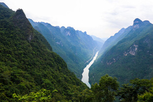 壮丽山谷间的蜿蜒河流