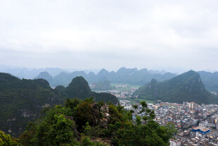 俯瞰山间城镇美景