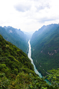 壮丽峡谷间蜿蜒河流景观