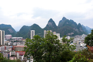 城市与山峦相映的景致