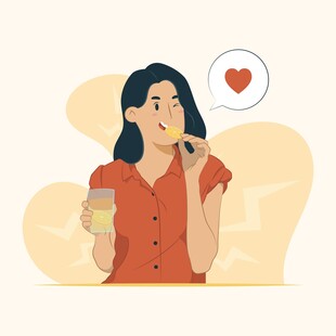 女子手持饮品陷入甜蜜遐想