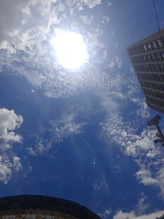 蓝天阳光与城市建筑