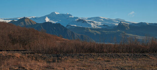 壮丽雪山下的开阔原野