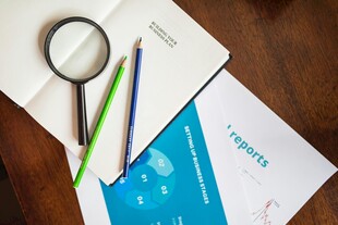 桌上文具与放大镜