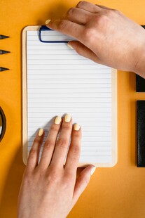 双手持握空白记事板