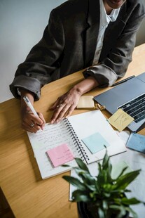 办公场景中的专注工作者