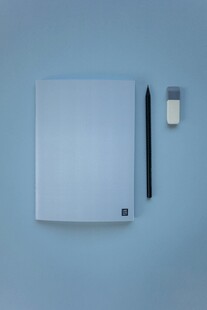 简约笔记本与文具组合