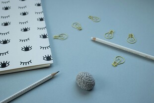 美甲工具及贴纸摆放场景