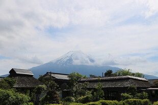 日本乡村与远处富士山景观