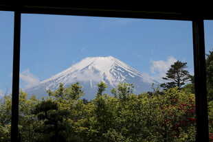 透过窗景看巍峨雪山