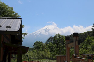 山间木屋与远处雪山美景