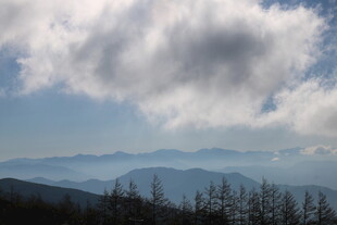 山峦云海间的壮美风光