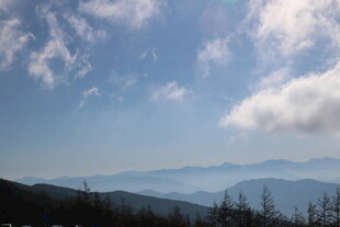 山峦云海间的壮美风光