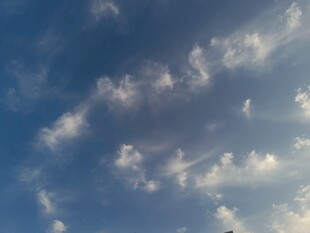 晴朗天空中的蓬松云朵