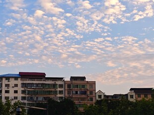 城市上空的绚丽云彩