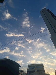 城市上空的蓝天白云