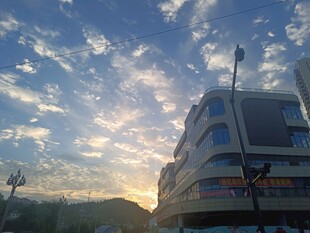 城市黄昏下的建筑与天空