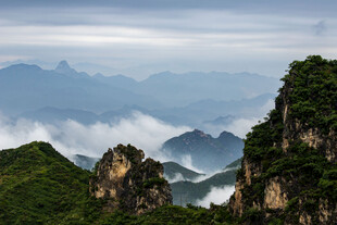 云落青山间