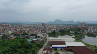 俯瞰城镇与远山景色