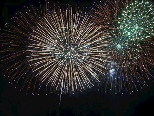夜空中绚烂绽放的烟花
