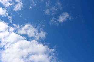 晴朗蓝天与蓬松白云