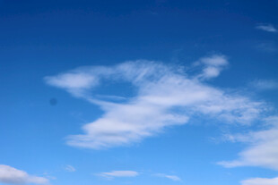 晴朗蓝天中的飘逸白云