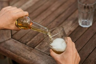 倒啤酒瞬间