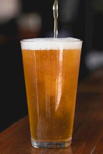 满杯鲜啤正被倒入杯中