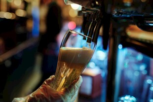 酒吧中倒满啤酒的玻璃杯