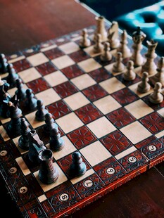 精致国际象棋棋盘与棋子
