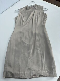 浅灰色无袖连衣裙展示