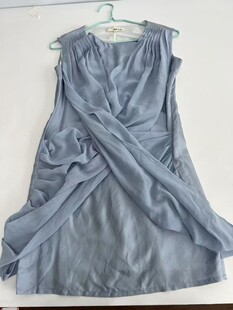 浅灰色无袖褶皱连衣裙