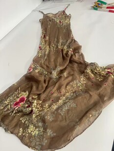 金色绣花吊带裙