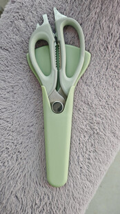 浅绿色多功能折叠剪刀
