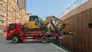 卡车装载挖掘机准备运输