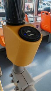 黄色充电装置特写