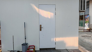 户外一角的白色门及清洁工具