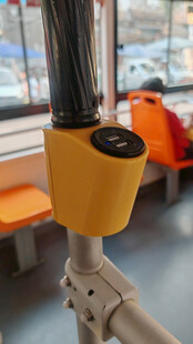 公交车内扶手细节特写