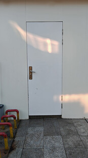 简约白门旁的多彩物件