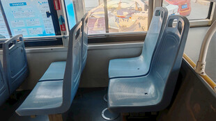 公交车内空荡的蓝色座椅