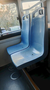 公交车车厢内的蓝色座椅